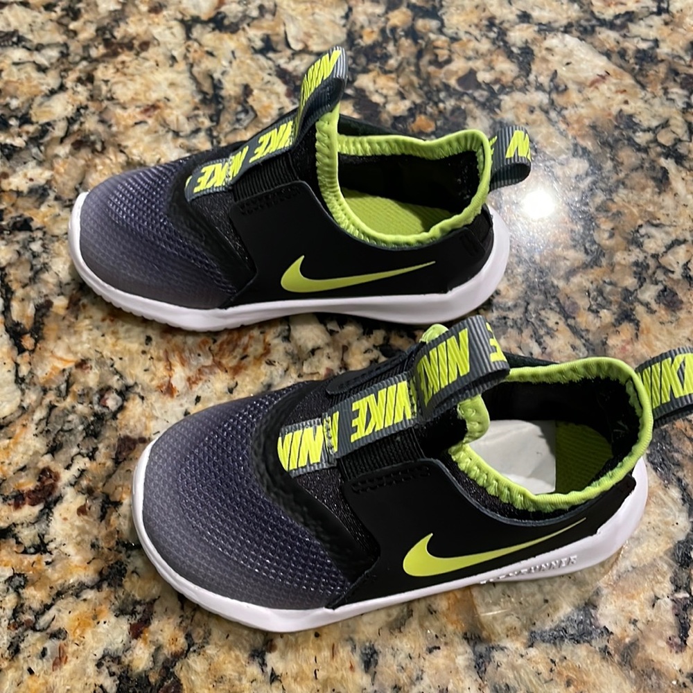 LIKE NEW- Toddler Nike’s - size 7